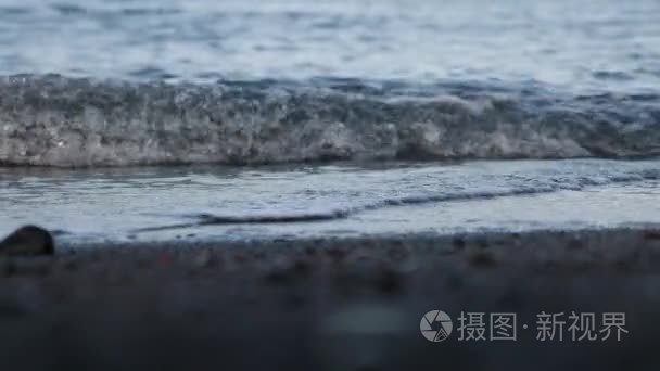 波浪卷入海滩视频