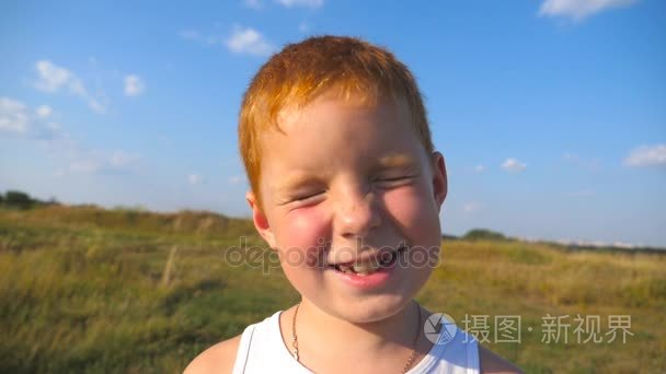 关闭了的脸上露出高兴的表情男性患儿的情绪.