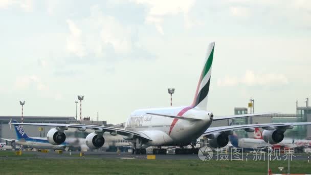 空中客车 A380 A6-Eoo 滑行后刚刚抵达