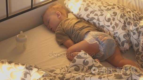 婴儿奶瓶睡眠婴儿视频