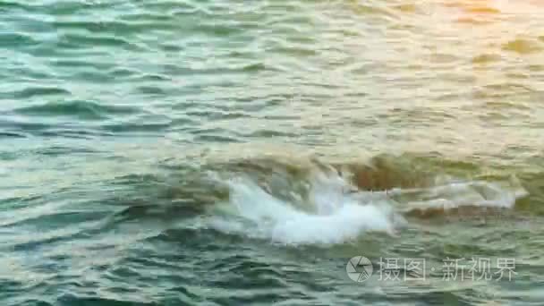 海浪拍打着海岸的石头