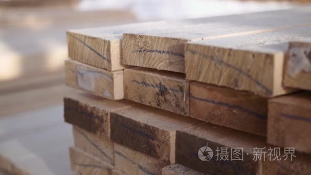 木制品厂堆场堆放的木栈板视频