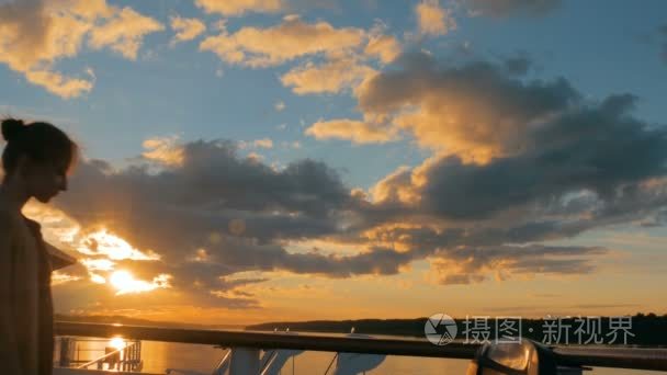 游船甲板上的女人欣赏日落视频