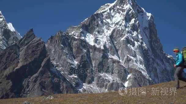 女孩在山中旅行视频