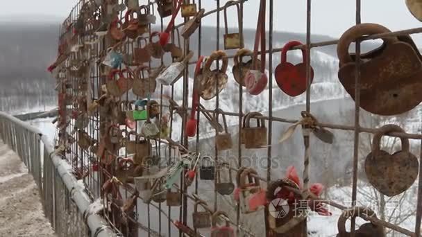 俄罗斯婚礼习俗挂挂锁在桥上视频