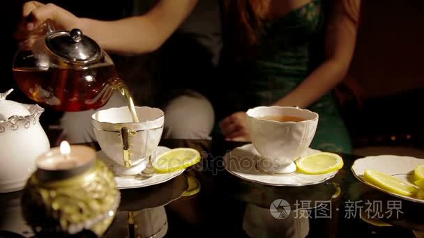 男女青年夫妇坐在咖啡厅喝茶短视频