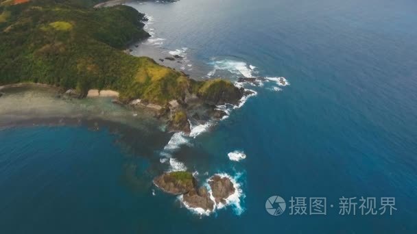 与热带岛屿 沙滩 岩石和波浪的海景。卡坦端内，菲律宾