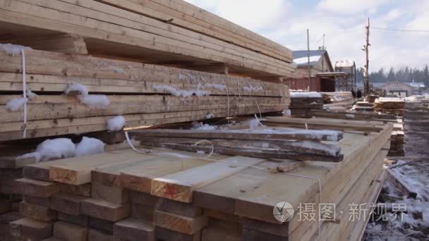 在锯木厂堆场堆放的木质木板视频