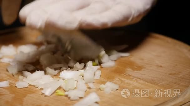 厨师用小刀切碎的洋葱视频
