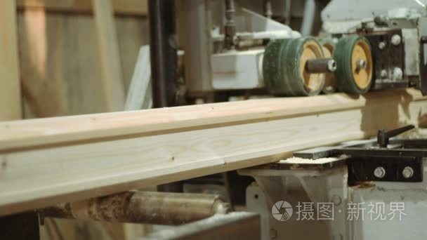 木工生产用棒磨机的滚压轮视频