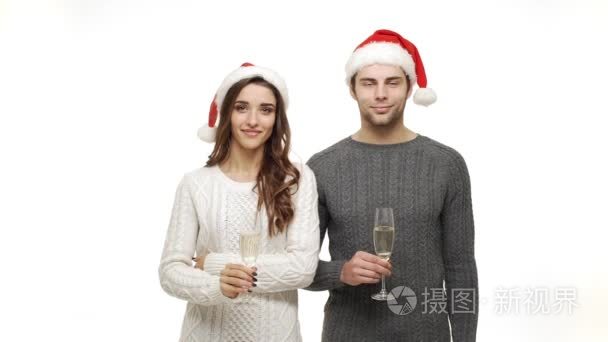 慢动作的年轻夫妇喜欢喝香槟庆祝圣诞快乐一起感受吸引力