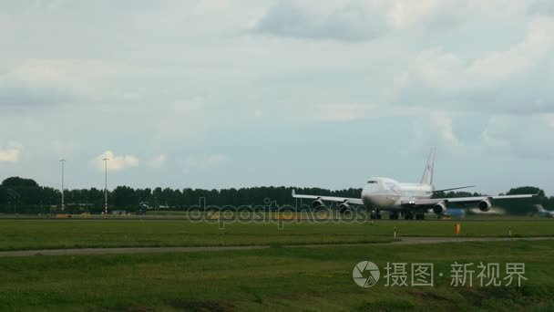 波音7474b5 太平洋空运货物从跑道起飞视频