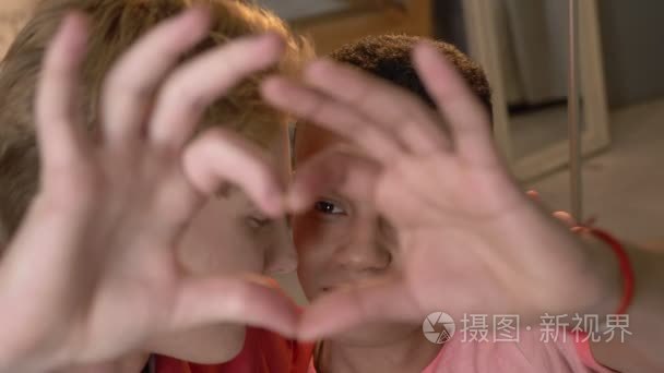 国际同性恋夫妇用手做心脏的标志。寻常  Lgbt loverhappy s  快乐的同性恋家庭概念  同性恋 60 fps