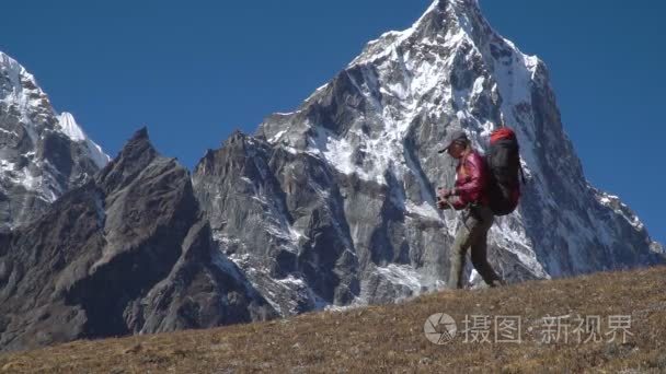 女孩在喜马拉雅山旅行视频