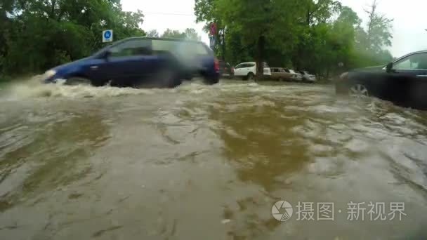 被淹没的道路上的汽车软木塞视频