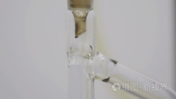 化学实验室中的石油检测视频