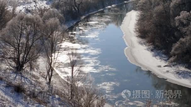 冬季景观。蓝天的生长