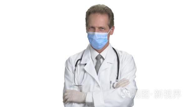 前视图自信成熟的医生在面具视频