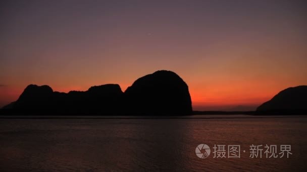 浪漫的紫色日落越过山脉的海洋视频