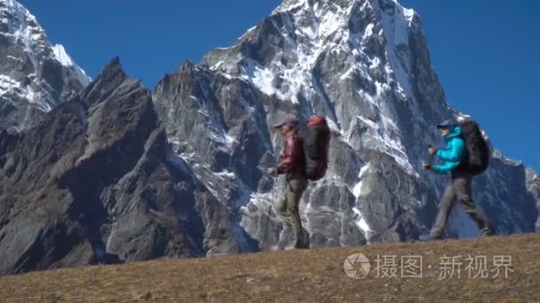 女孩在喜马拉雅山旅行