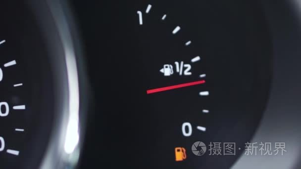 关闭汽车破折号板汽油表  燃油表  与超过全汽油在汽车。剪辑.汽油传感器