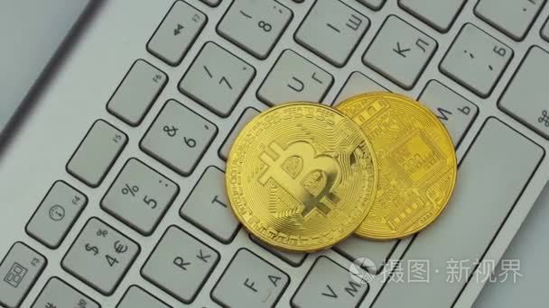 金色比特币在银色键盘上旋转。数字钱币 btc 货币密码