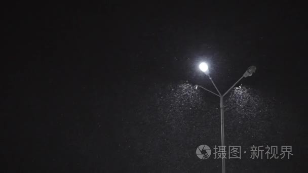 夜里在灯火通明的灯笼下下雪视频