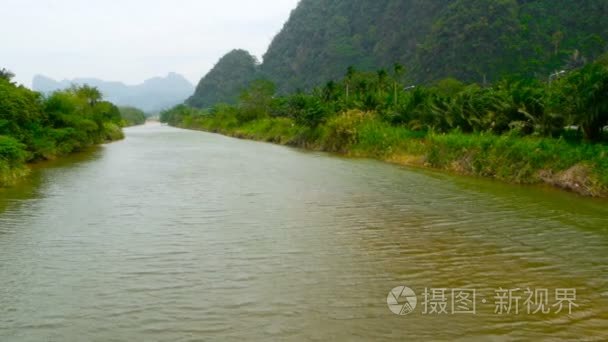 高陡岩溶山脚下宽浅河景观视频