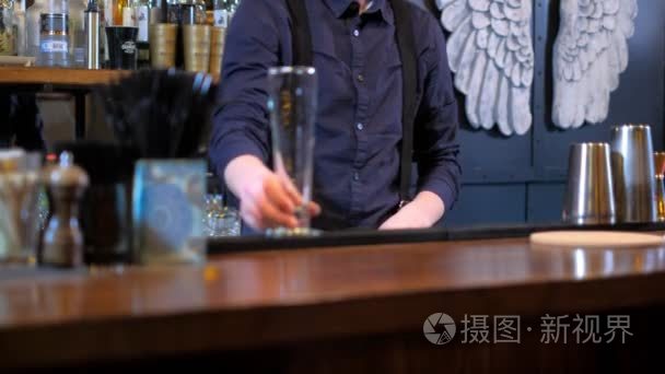 专家酒保在酒吧里做鸡尾酒视频