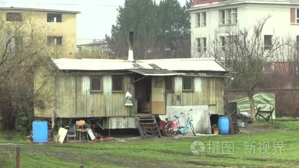 奥洛穆茨  捷克共和国  2018年1月18日: 一个拖车家为吉普赛游牧人在城市  吉卜赛人在冬天烹调和热化。日常生活中的生存非