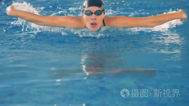 一位女游泳者在慢动作中深呼吸视频