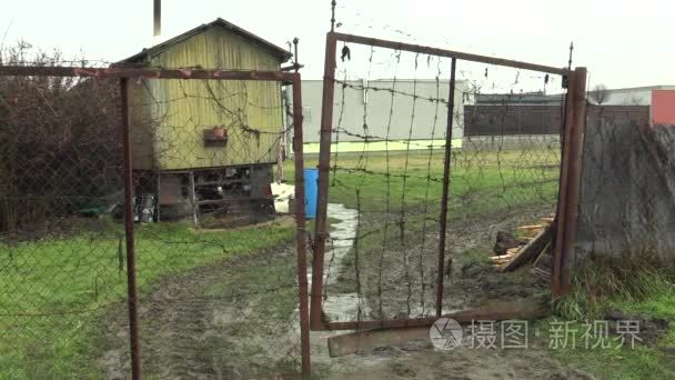 奥洛穆茨, 捷克, 2018年1月18日 一个拖车家为吉普赛游牧人在城市, 吉卜赛人在冬天烹调和热化。生存非常残酷和真实