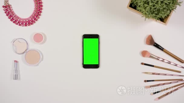手指在智能手机上滚动绿色屏幕视频
