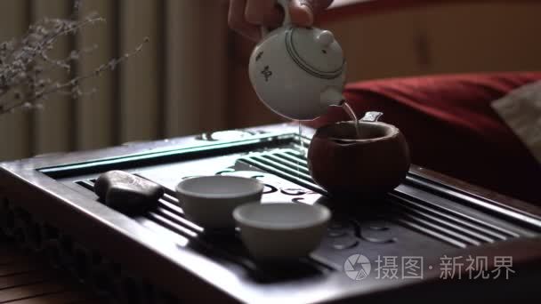 茶瓶绿茶在中国传统茶道中的注入