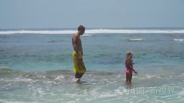 父亲和女儿在海上玩耍视频