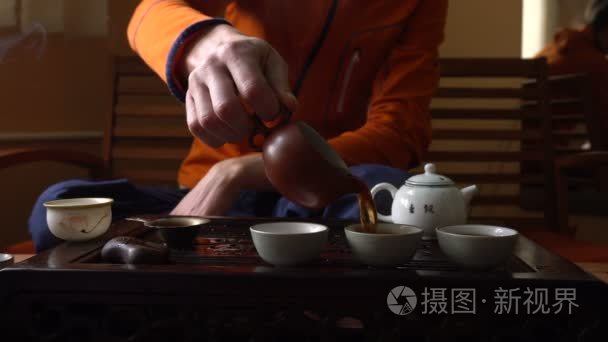 在传统的中国茶道中  人们把普洱茶浇在茶壶里。饮茶设备系列