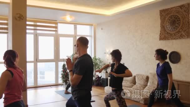瑜伽班的人锻炼健康的生活方式在健身室瑜伽
