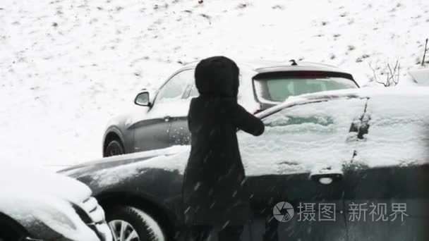 女孩从雪地里清洗汽车视频