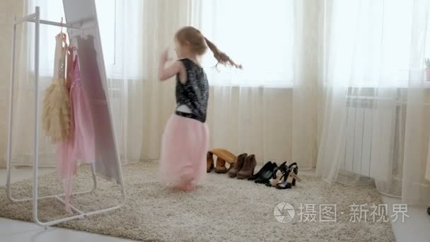 小女孩试穿木乃伊鞋视频