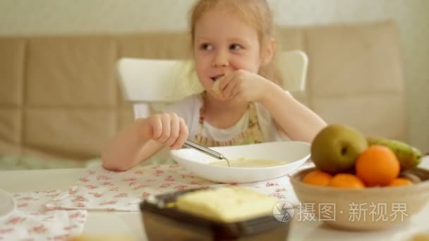 母亲和女儿在厨房里吃早餐视频