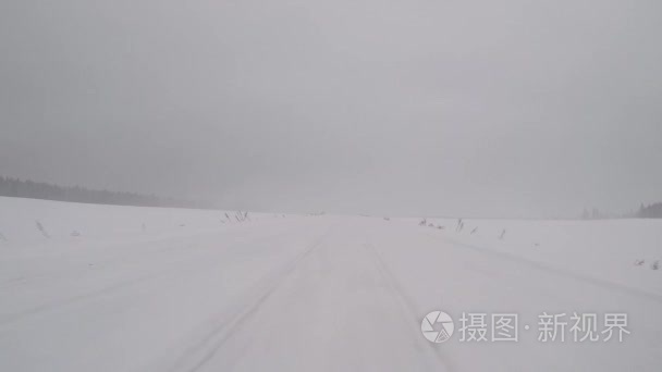 在暴风雪中驾驶冬日乡间小路视频