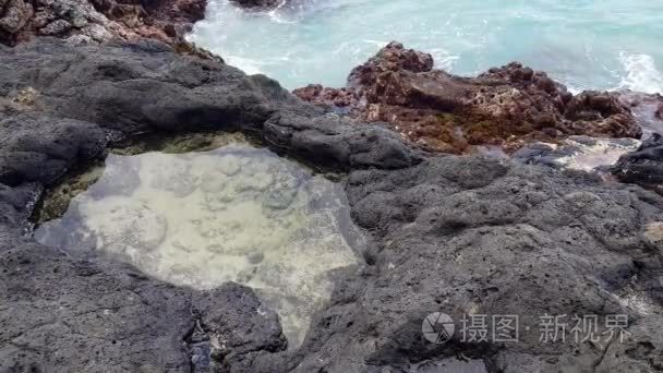 巨浪袭来火山岩石视频