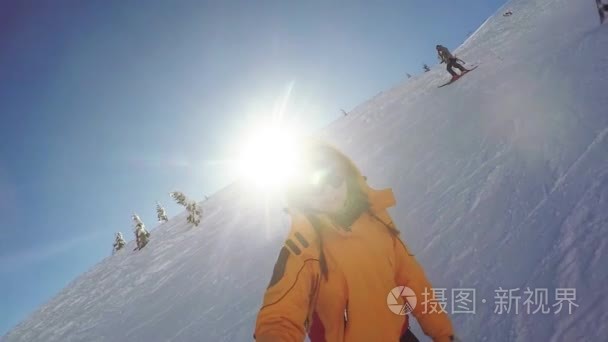 女人血统上滑雪板从雪山山脉视频