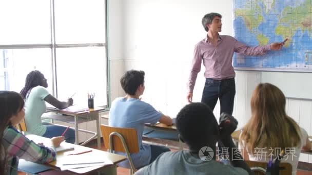 教师向多民族学生讲解课程