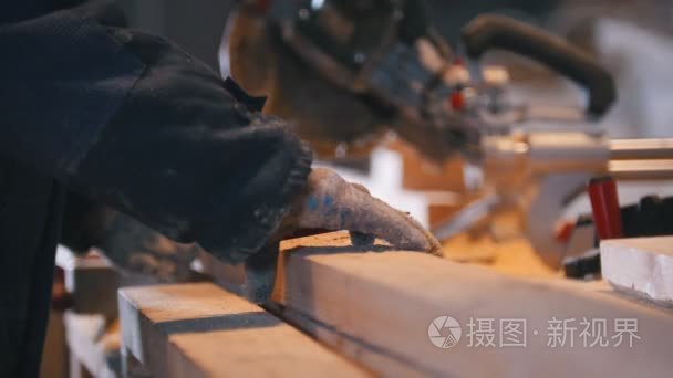 圆锯锯木木板的细木工视频