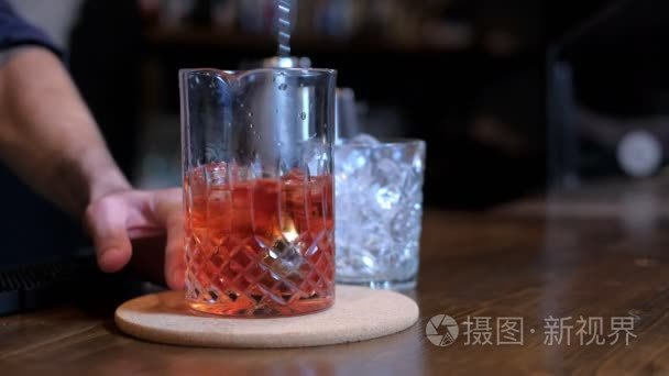 专家酒保在酒吧里做鸡尾酒视频