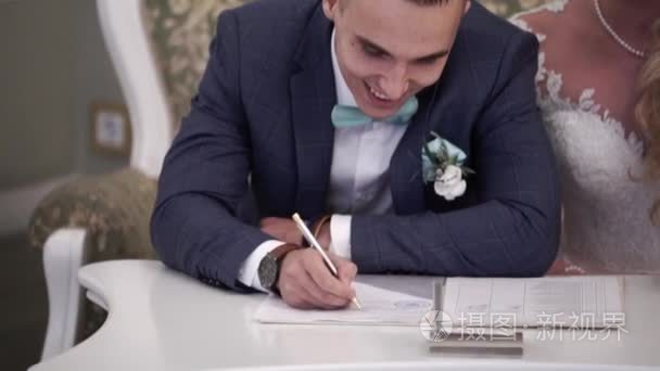 新娘和新郎签署文件的婚礼典礼视频