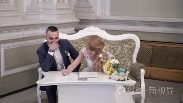 新娘和新郎签署文件的婚礼典礼视频