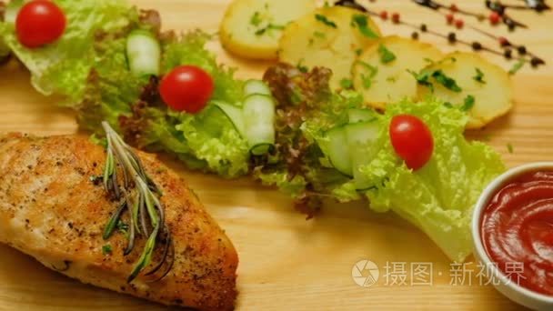 减肥食品健康营养鸡肉沙拉晚餐视频