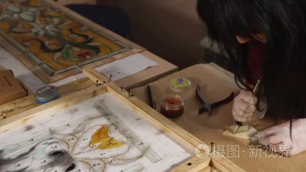 大师的手, 切出的花瓣的材料彩绘玻璃窗口短视频